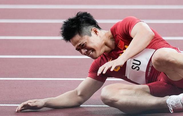 中国女排压哨绝杀苏炳添，全场沸腾！经典一战再现传奇